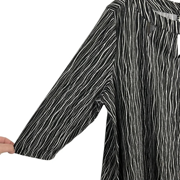 Robert Louis Black White Blouse XL Keyhole Cutout Neckline Sharkbite Hem Stretch - Picture 5 of 7